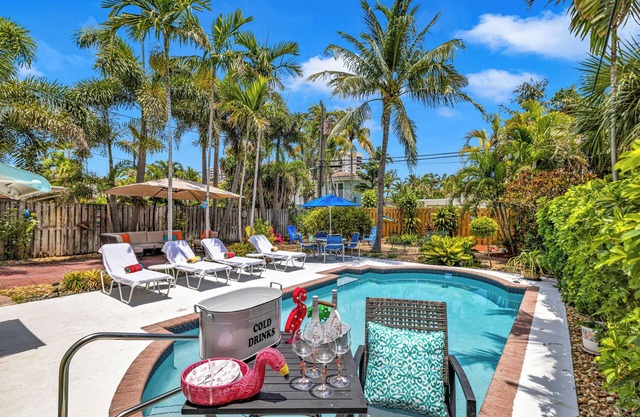 Steps to Beach, Private Pool + Walk to Dining & Nightlife, 15 Mins to Airport