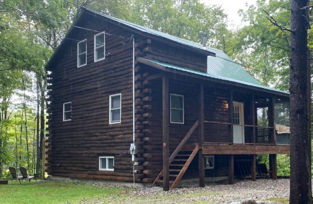 Stinson Lake Charming & Spacious Log Cabin