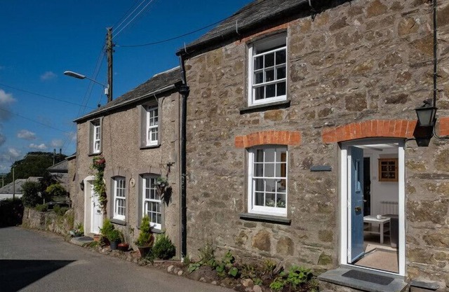 STOKES COTTAGE, family friendly, with open fire in St Minver