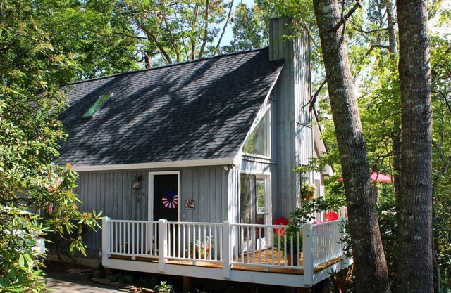 Stone Circle Cottage | Pet Friendly & 5 Min. to Black Mountain!