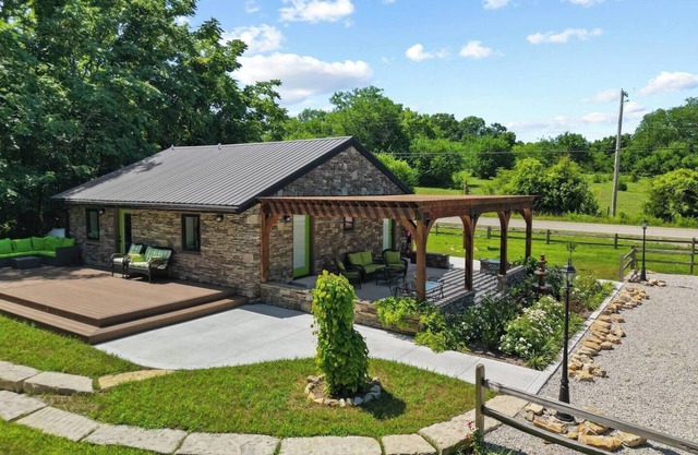 Stone Cottage With Cattle Views, Wooded Trails, Lush Gardens, & Old World Charm.
