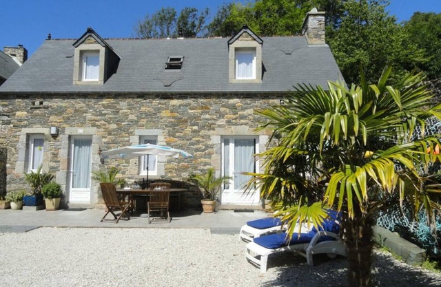 Stone house with enclosed garden, pets allowed