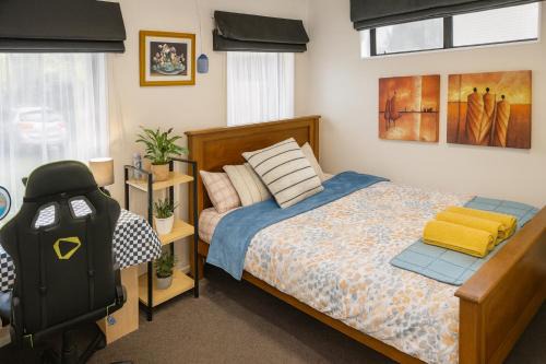 Stonebrook Haven - stylish suite near airport with Pvt Bath and free Parking