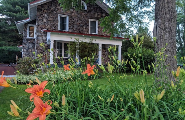 Stonehouse w/Hot Tub, Walk to GAP Trail & Town