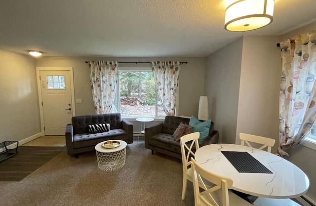 Stoneshire Basalt Suite for 4, walking distance to waterfalls & Dutch Lake