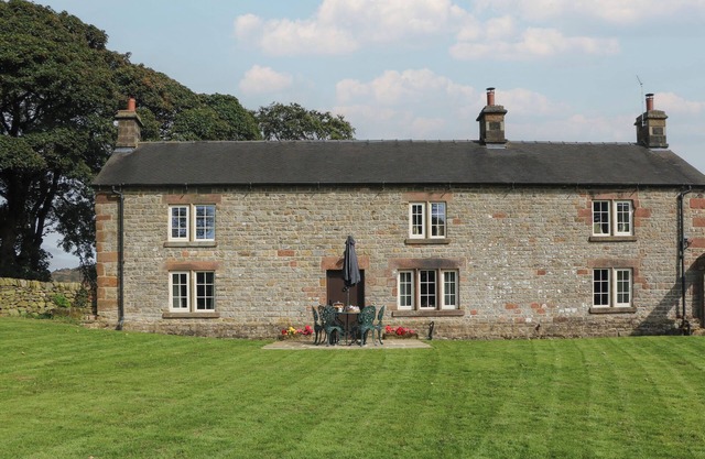 STONEY CLIFFE FARM, family friendly, with hot tub in Leek