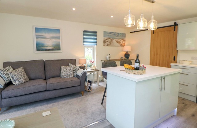 STONEY ROCK LODGE, romantic, character holiday cottage in Waterhouses