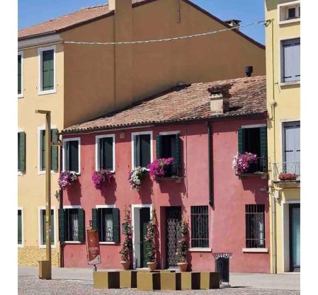 Storico alloggio fronte piazza in Borgo Portello