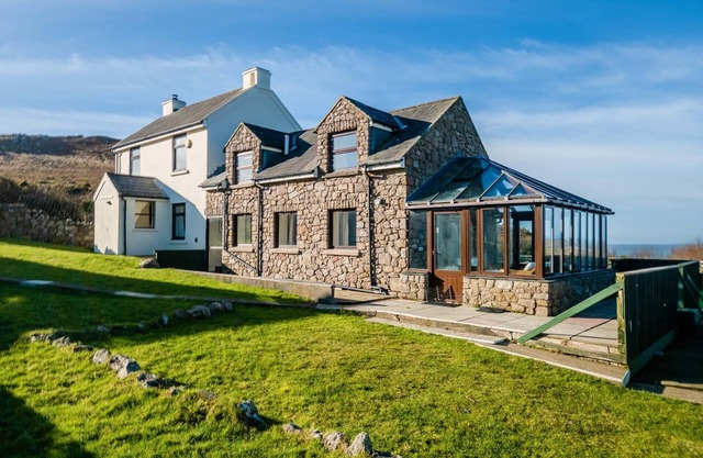 Stormy Castle - 6 Bedroom Sleeps 14 - Llangennith