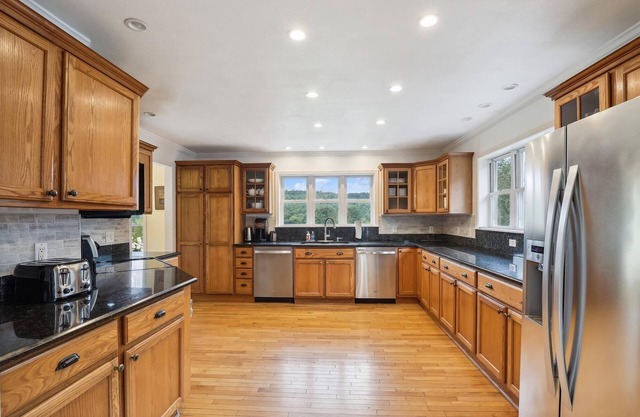Stowe Away: spacious 5 br, fireplace, a/c, views!