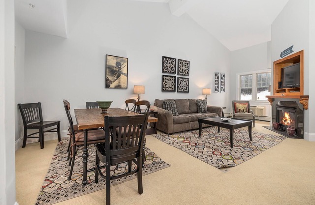 Stratton Slopeside Condos at The Landmark! 400 FEET TO LIFT!