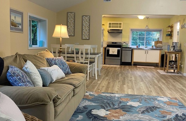 Strawberry Hill cottage minutes from South Haven, Fire Pit, Bike Trail, Wineries