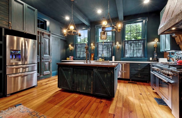 Striking Villa w Heated Pool & Spa 6br|4.5ba