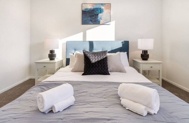 Stroll through the Park 2 bed 2 bath w/Carpark