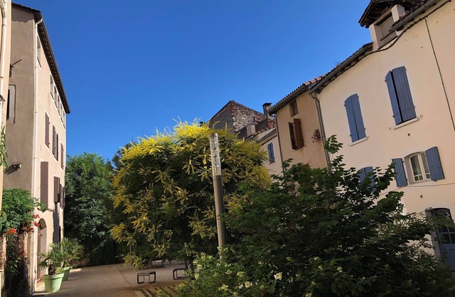 Studio 2*, place Saint Priest, first floor