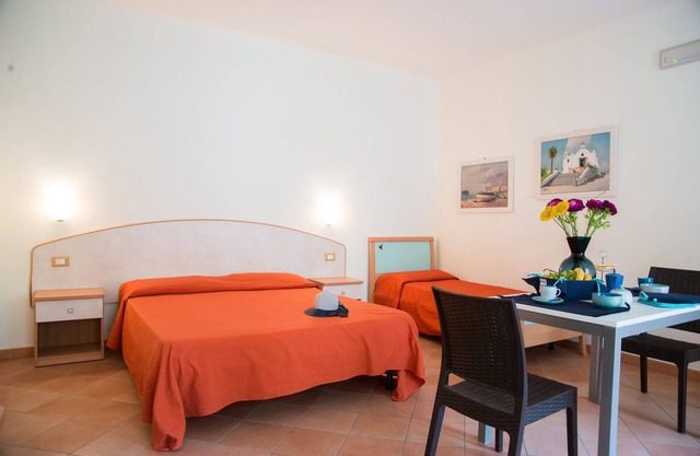 Studio 4 beds with heated swimming pool, turkish bath, BBQ and parking