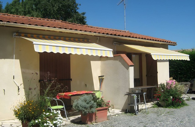 Studio Apartment 'Le Laurier' with Private Terrace, Shared Garden and Wi-Fi