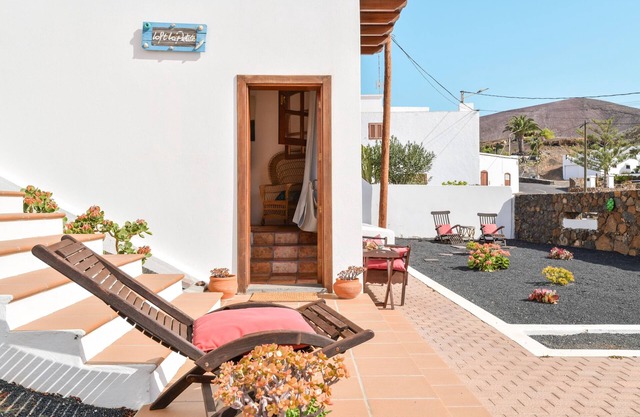 Studio Apartment Loft la Petite with Wi-Fi, Garden & Terrace; Parking Available