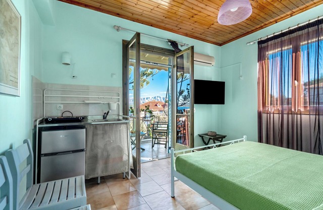 Studio Apartment 'Old Boat Double 11' with Sea View, Wi-Fi and Air Conditioning