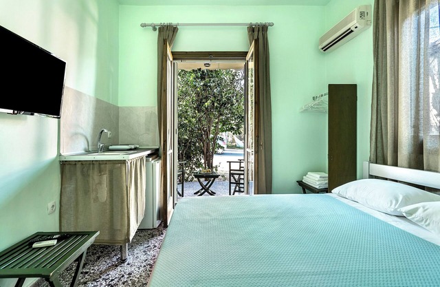 Studio Apartment 'Old Boat Double Studio 1' with Sea View, Wi-Fi and Air Conditioning