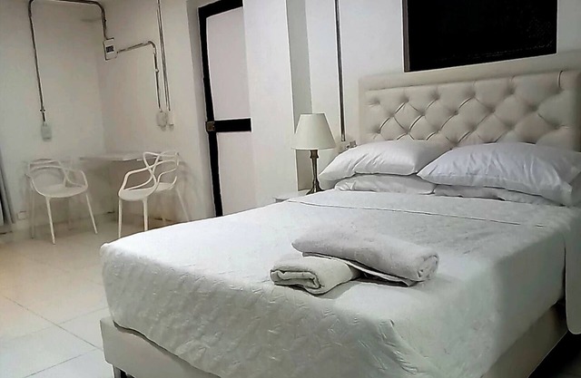 Studio apartment with the subway just a few steps away in the laureles neighborhood.