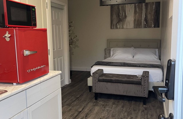 Studio Apt, private entrance, free Wi-Fi & parking!