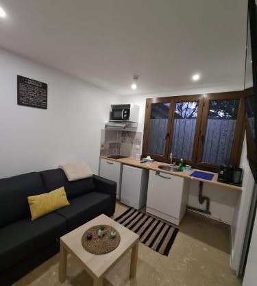 Studio bien équipé et indépendant avec véranda commune