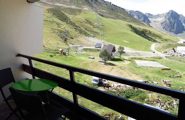 Studio cabin for 4, covered parking, 50m from slopes