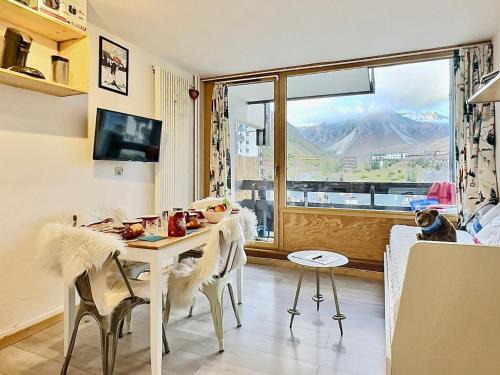 Studio cabine cosy à Tignes avec balcon, proche pistes et commerces. Wifi inclus. - FR-1-411-905