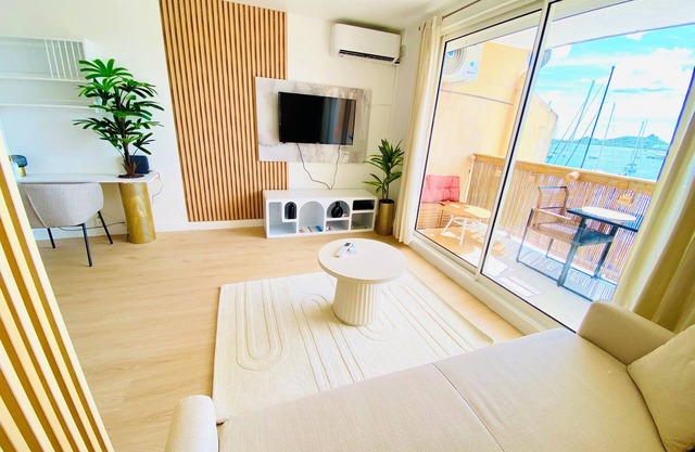 Studio Cocoon, sea and marina view.