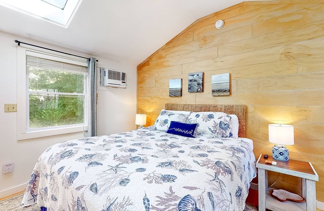 Studio cottage close to beach & golf with outdoor pool, firepit, & basketball