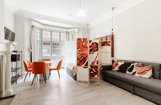 Studio Flat in the Heart of High Street Kensington