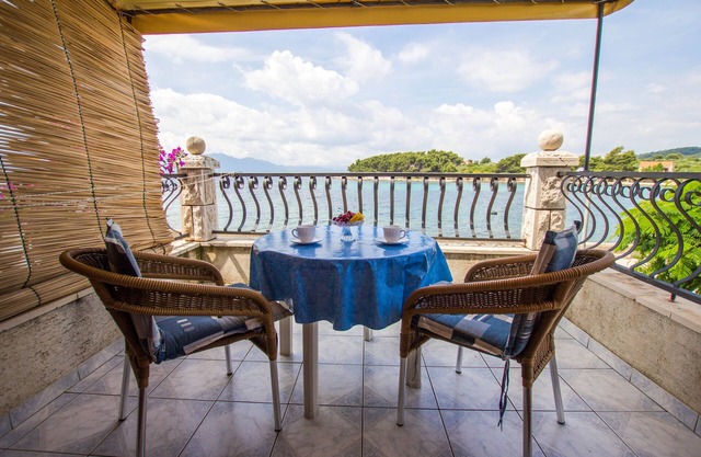 Studio flat near beach Sućuraj, Hvar (AS-566-b)