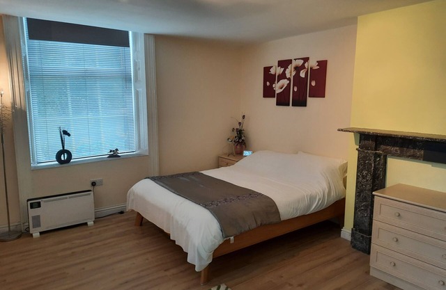 studio flat with on-site parking & pet friendly