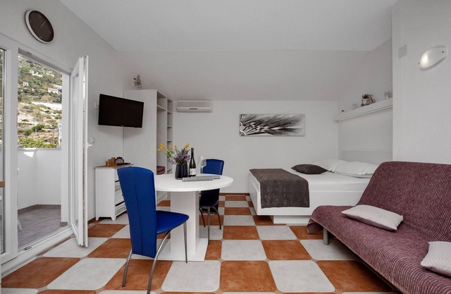 Studio flat with balcony and sea view Drašnice, Makarska (AS-2581-a)