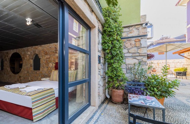 Studio Flat with Garden near Hadrians Gate