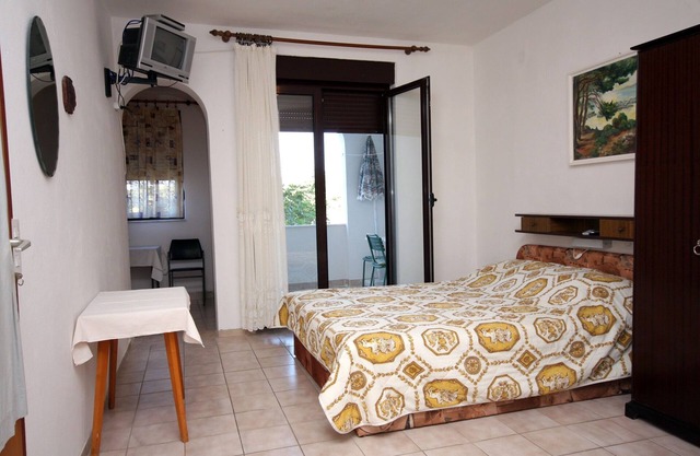 Studio flat with terrace and sea view Suha Punta, Rab (AS-5050-a)