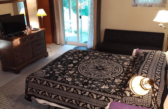 Studio for 3/private entrance, bath, WiFi, Netflix/2.5 mi to town/pets