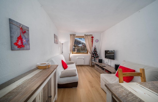 Studio in Allos with Stunning Mountain Views