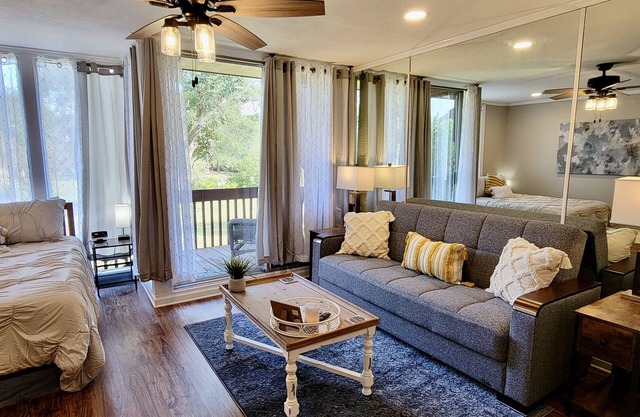 Studio in quite lake setting. Perfect for Golf, visit New Orleans or just relax.