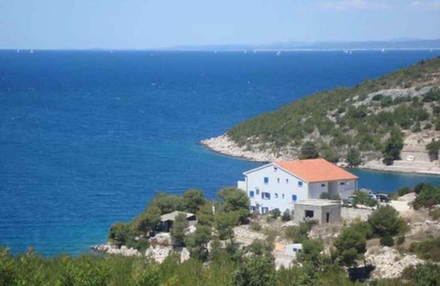 Studio in the first row to the sea