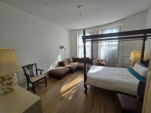 Studio next to port, cliffs, with parking