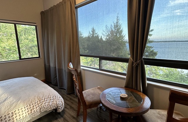 Studio overlooking ocean with hot tub and beach access!