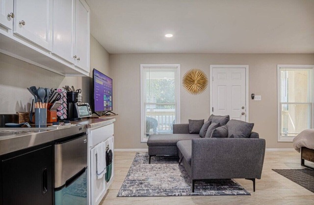 Studio Queen Bed Patio Parking Near Fort Moore