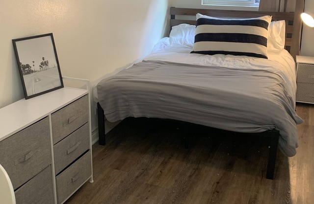 Studio Room & Full Bathroom 6 Blocks to the Beach!