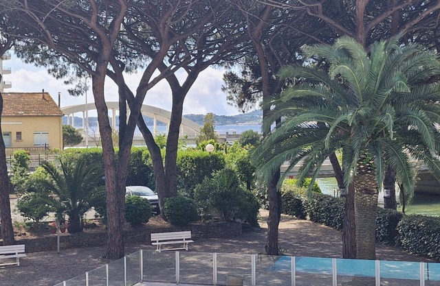 STUDIO + SLEEPING AREA CLOSE TO SHOPS AND BEACHES