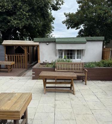 Studio - Sleeps 2 - Garden - Parking - Wifi