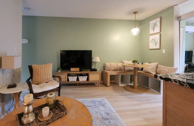 Studio-style condo with screened balcony & seasonal pool