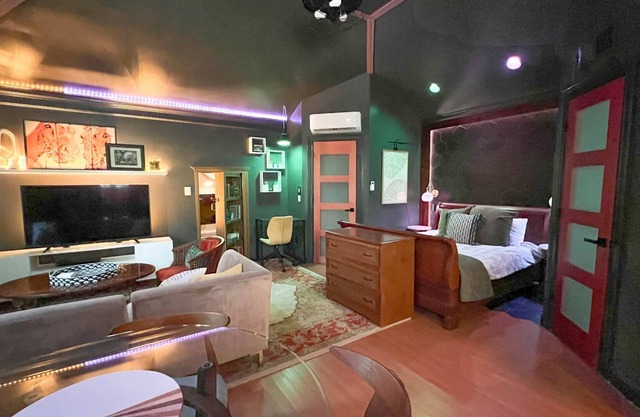 Studio suite with secret movie room! Sleeps 4.
