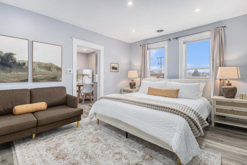 Studio Updated 1 Block to Downtown & Mins to Beach